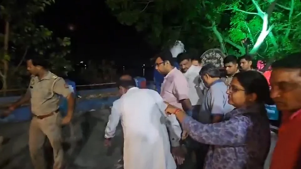 आगरा में यमुना घाट पर बड़ा हादसा, मंदिर की दीवार गिरी, 20 श्रद्धालु दबे, कई लोग यमुना में गिरे, 6 को बचाया गया