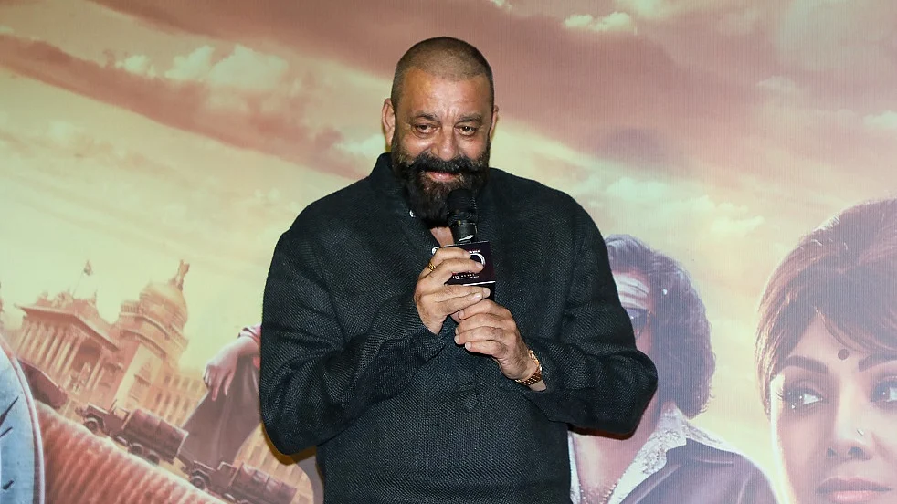संजय दत्त ने पढ़ाई से बचने के लिए चुना एक्टिंग का रास्ता और 'परम सुंदरी' के कलेक्शन में मामूली उछाल