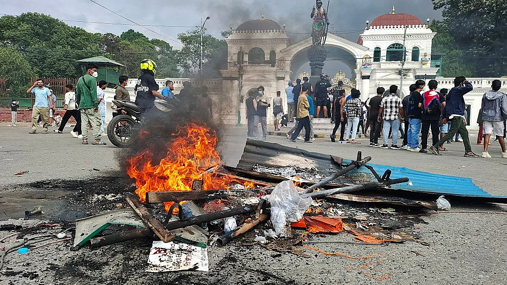 जनता की आवाज दबाने से हिल जाती है निरंकुश सत्ता: तानाशाहों के लिए खतरे की घंटी है नेपाल का जनांदोलन