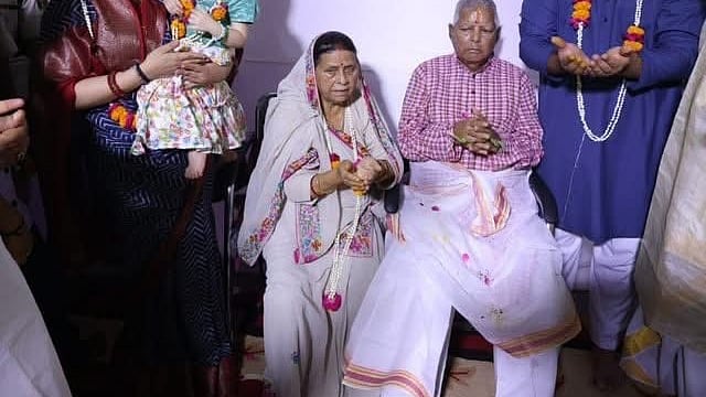 लालू यादव परिवार संग गया पहुंचे