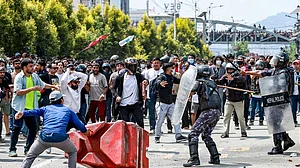 नेपाल हिंसा: काठमांडू समेत कई हिस्सों में भारतीय लोग फंसे, देखें दिल दहला देने वाली तस्वीरें