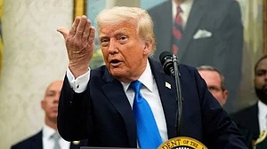 ट्रंप ने विज्ञापन विवाद के बीच कनाडा पर फिर फोड़ा 'टैरिफ बम', 10% अतिरिक्त शुल्क लगाया