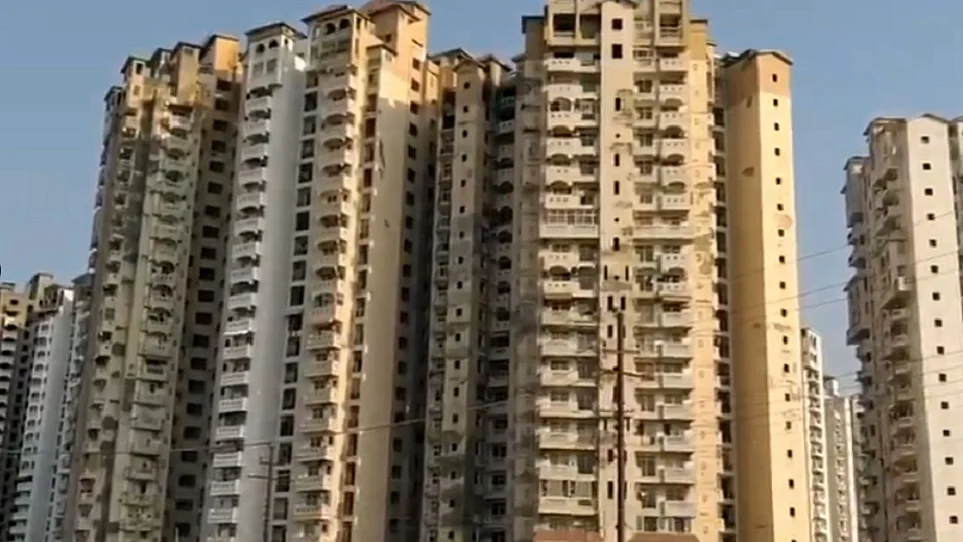 ग्रेटर नोएडा की सोसायटी में दर्दनाक घटना, मां ने 11 साल के बेटे के साथ 13वीं मंजिल से लगाई छलांग, दोनों की मौत