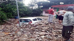 हिमाचल: हमीरपुर में भारी बारिश से बढ़ी मुश्किलें, पानी के तेज बहाव के साथ आया मलबा, घरों को पहुंचा नुकसान