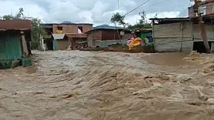 मणिपुरः भारी बारिश के बीच इंफाल ईस्ट में इरिल नदी का कहर! हजारों घर जलमग्न, लमलाई में फसलें तबाह