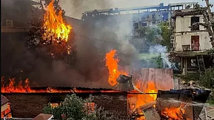 पीएम मोदी के दौरे के बाद मणिपुर में फिर भड़की हिंसा, चूड़ाचांदपुर में कुकी नेता के घर को लगाई आग