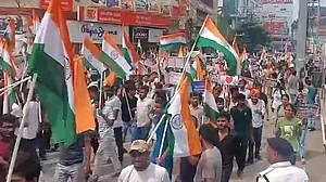 बिहार के पटना में छात्रों का हल्ला बोल, दारोगा भर्ती की परीक्षा को लेकर जोरदार प्रदर्शन, पुलिस ने भांजी लाठियां