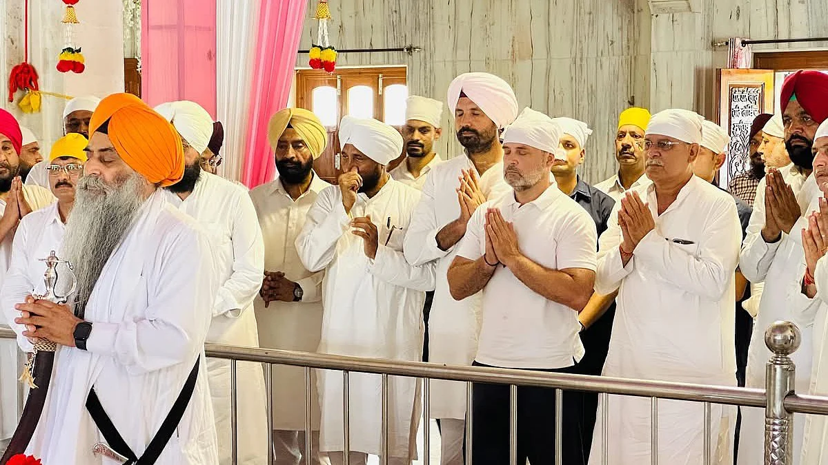 राहुल गांधी नेअमृतसर स्थित गुरुद्वारा श्री समाध बाबा बुड्ढा साहिब जी में मत्था टेका। 