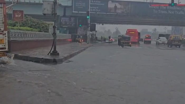 मुंबई में लगातार बारिश के जनजीवन बेहाल
