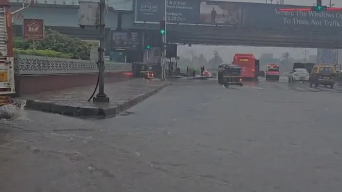 मुंबई में लगातार बारिश के जनजीवन बेहाल
