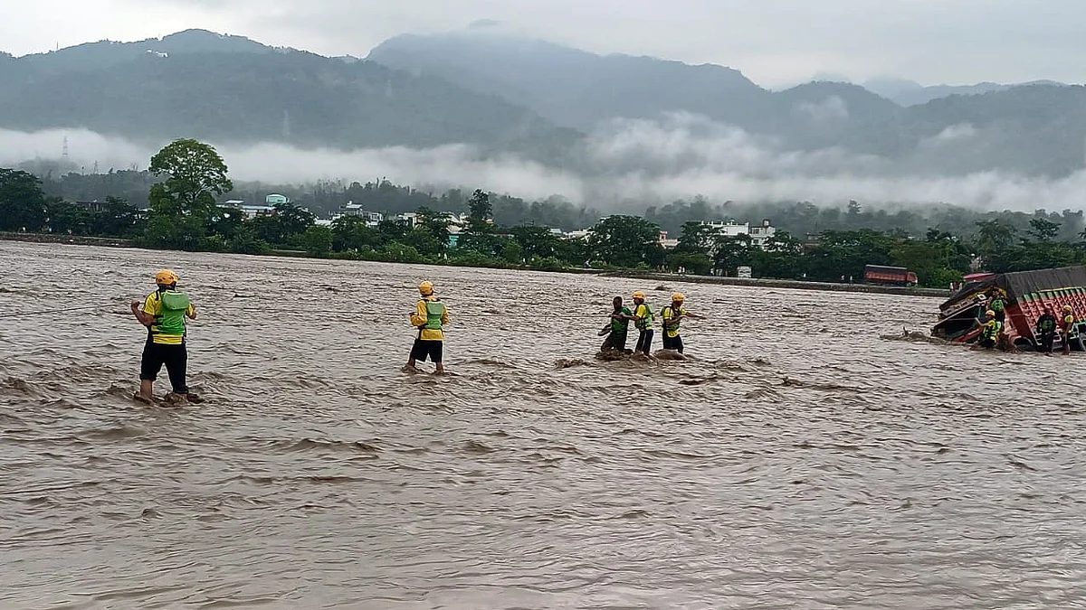 ऋषिकेश में भारी बारिश के कारण चंद्रभागा नदी के उफान पर होने के कारण एसडीआरएफ कर्मियों ने फंसे लोगों को बचाया