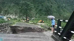 देहरादून के सहस्त्रधारा में बादल फटने से भारी तबाही, बह गए घर-दुकानें, दो लोग लापता