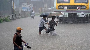 महाराष्ट्र के कई जिलों में भारी बारिश से बढ़ी मुश्किलें, अब तक 3 लोगों की मौत, 120 से ज्यादा लोगों को बचाया गया