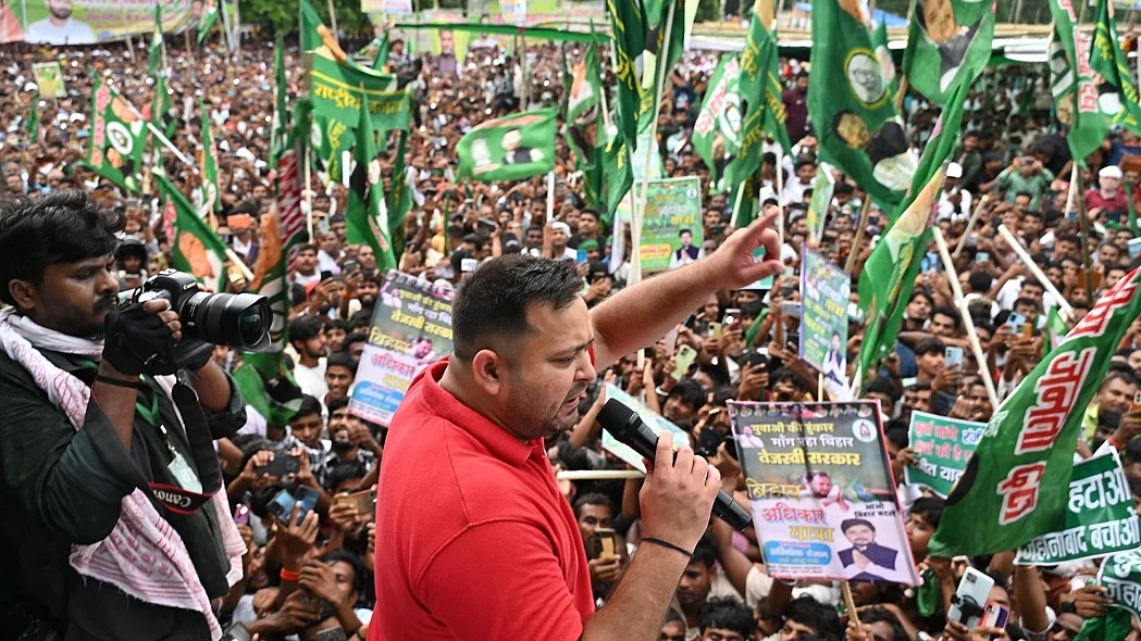तेजस्वी ने एक दिन में 5 रैलियों के साथ 'बिहार अधिकार यात्रा' की शुरुआत की, नीतीश को हराने का लिया संकल्प