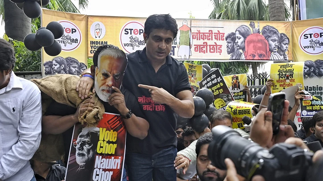 पीएम मोदी के जन्मदिन पर यूथ कांग्रेस ने ‘बेरोजगार दिवस’ मनाया (फोटोः विपिन)