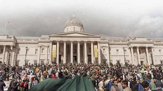 बांग्लादेशी प्रवासियों ने लंदन में मुहम्मद युनूस सरकार के खिलाफ प्रदर्शन किया