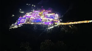 तीन हफ्ते बाद आज से शुरू हुई वैष्णो देवी यात्रा फिर स्थगित, खराब मौसम के कारण लिया गया फैसला