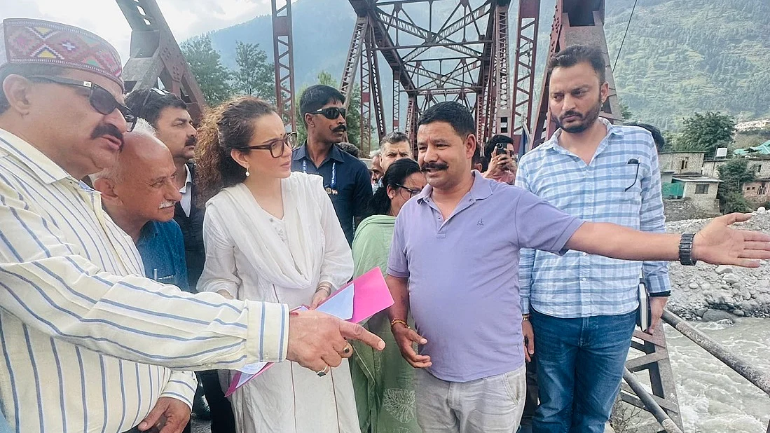 हिमाचल के बारिश प्रभावित क्षेत्र में कंगना रनौत को करना पड़ा विरोध का सामना, लगे 'वापस जाओ' के नारे