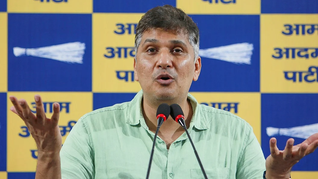 आप ने बीजेपी पर दिल्ली में वोट कटवाने का आरोप लगाया, कहा- चुनाव आयोग से मिलकर सरकार बना रही है