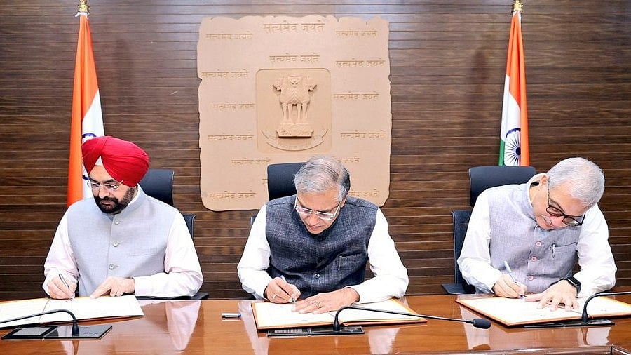 मुख्य चुनाव आयुक्त ज्ञानेश गुप्ता (बीच में) बाकी दो अन्य चुनाव आयुक्तों के साथ (फोटो सौजन्य - @ECISVEEP)