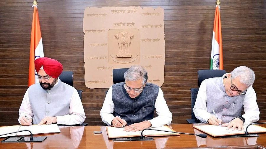 मुख्य चुनाव आयुक्त ज्ञानेश गुप्ता (बीच में) बाकी दो अन्य चुनाव आयुक्तों के साथ (फोटो सौजन्य - @ECISVEEP)