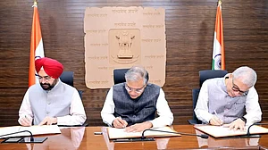 मुख्य चुनाव आयुक्त ज्ञानेश गुप्ता (बीच में) बाकी दो अन्य चुनाव आयुक्तों के साथ (फोटो सौजन्य - @ECISVEEP)