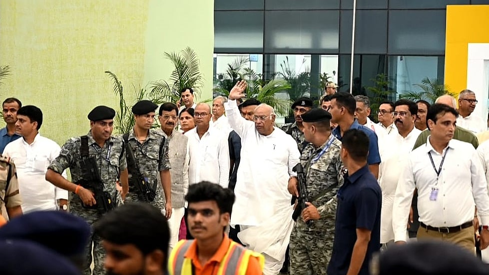 कांग्रेस कार्यसमिति की बैठक के लिए पटना पहुंचे खड़गे, एयरपोर्ट पर कार्यकर्ताओं ने किया भव्य स्वागत