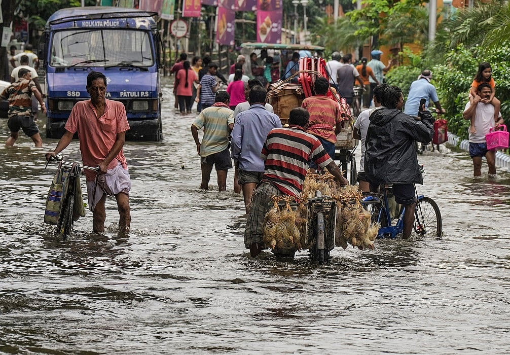 कोलकाता में भारी बारिश से जनजीवन ठप, करंट लगने से 7 लोगों की मौत, 30 से अधिक उड़ानें रद्द