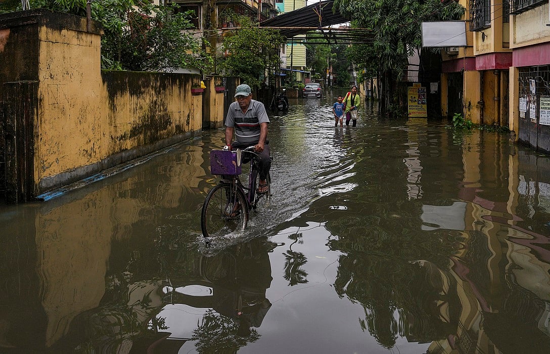 कोलकाता में भारी बारिश से जनजीवन ठप, करंट लगने से 7 लोगों की मौत, 30 से अधिक उड़ानें रद्द