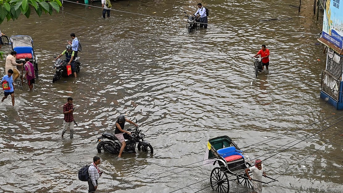 कोलकाता में भारी बारिश से जनजीवन ठप, करंट लगने से 7 लोगों की मौत, 30 से अधिक उड़ानें रद्द