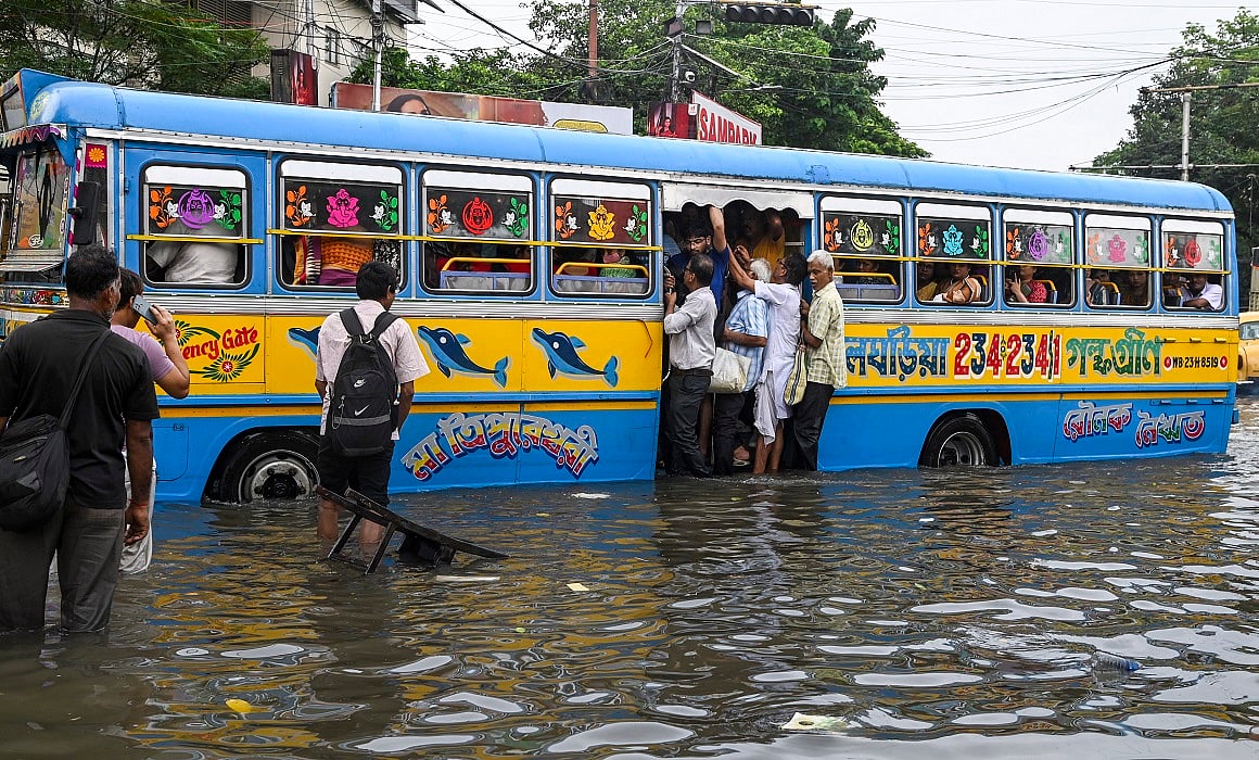 कोलकाता में भारी बारिश से जनजीवन ठप, करंट लगने से 7 लोगों की मौत, 30 से अधिक उड़ानें रद्द