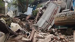 मध्य प्रदेश के इंदौर में बड़ा हादसा, तीन मंजिला इमारत गिरने से दो लोगों की मौत, 12 को बचाया गया