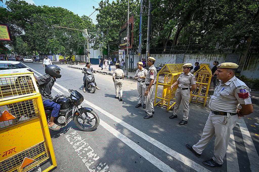 यौन उत्पीड़न मामला: दिल्ली पुलिस ने स्वयंभू धर्मगुरु के खिलाफ ‘लुकआउट सर्कुलर’ जारी किया