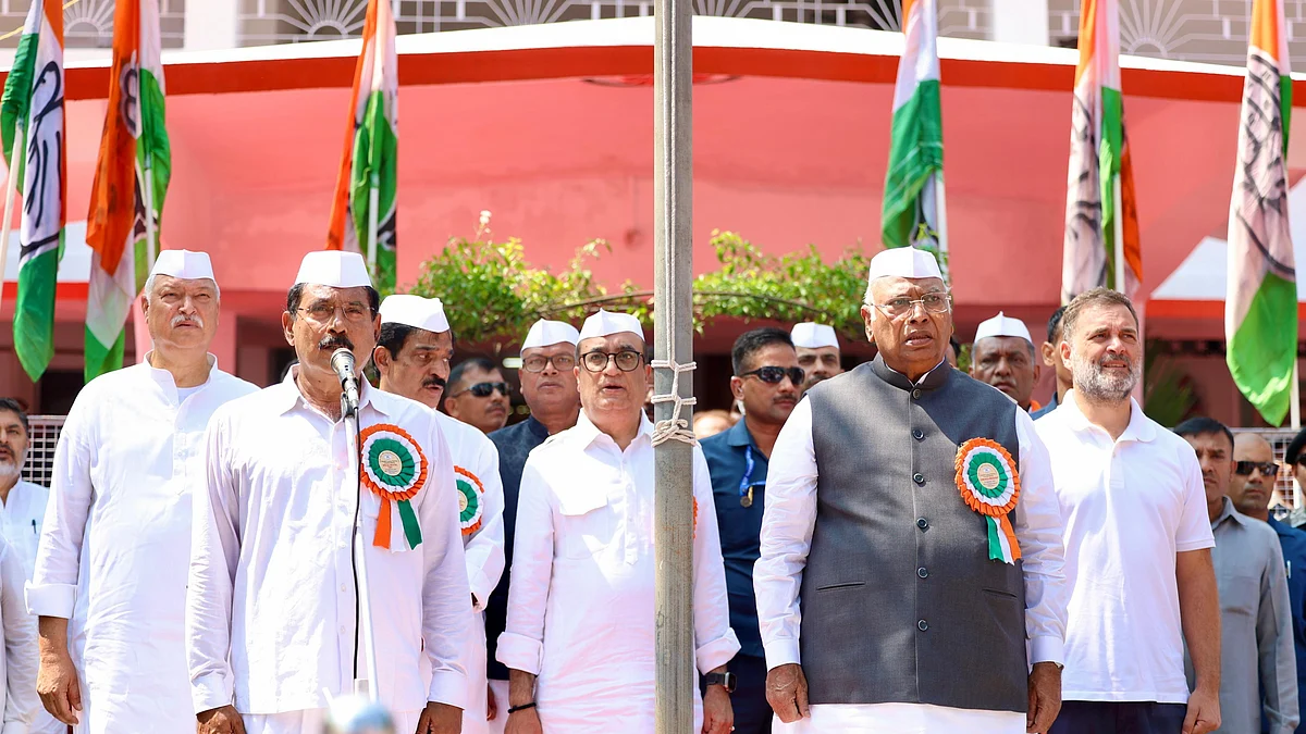 कांग्रेस की शीर्ष नीति निर्धारक इकाई कार्य समिति (सीडब्ल्यूसी) की बैठक बुधवार को शुरू हुई।