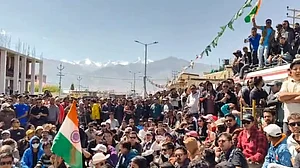 लेह में बवाल: पुलिस-छात्रों के बीच झड़प में 4 लोगों की मौत, कई घायल, प्रदर्शनकारियों ने की आगजनी