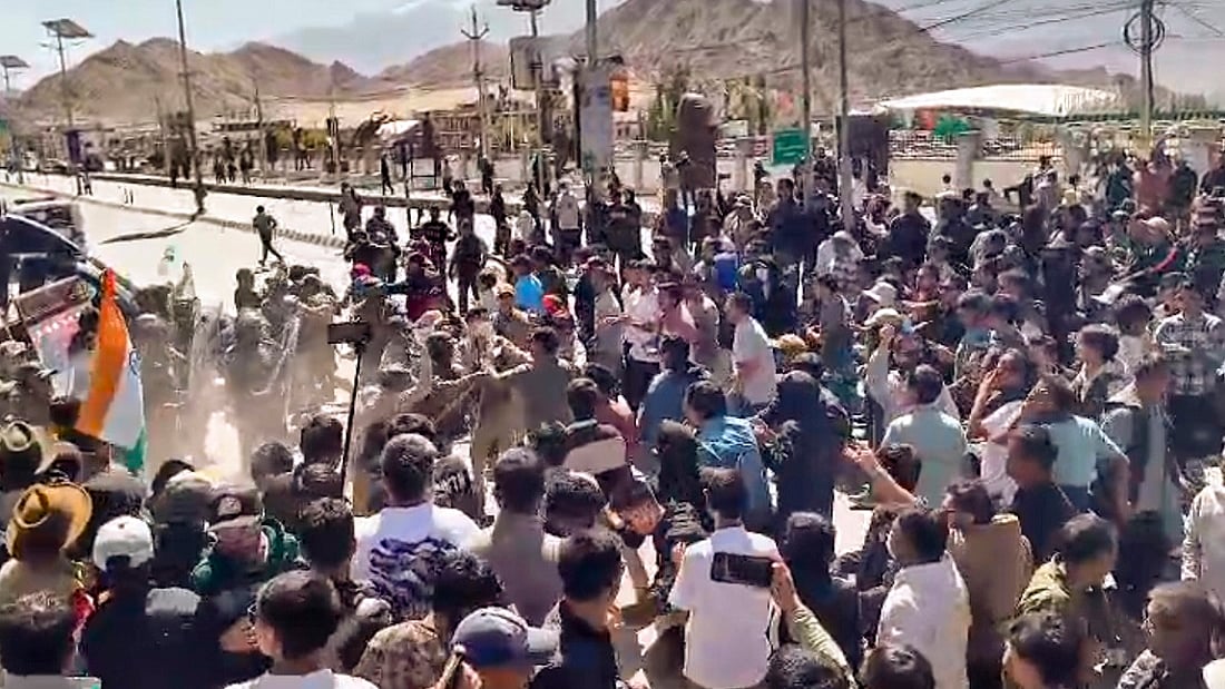 लेह में पुलिस से झड़प में चार लोगों की मौत, कई घायल, हिंसा के बाद सोनम वांगचुक ने हड़ताल वापस ली