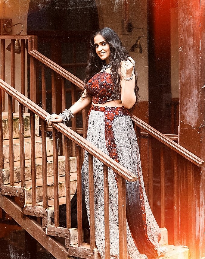 सिनेजीवन: जान्हवी कपूर ने 'संस्कारी' स्टाइल में मनाई नवरात्रि और जानें कैसे रहा असीस कौर के सिंगर बनने का सफर