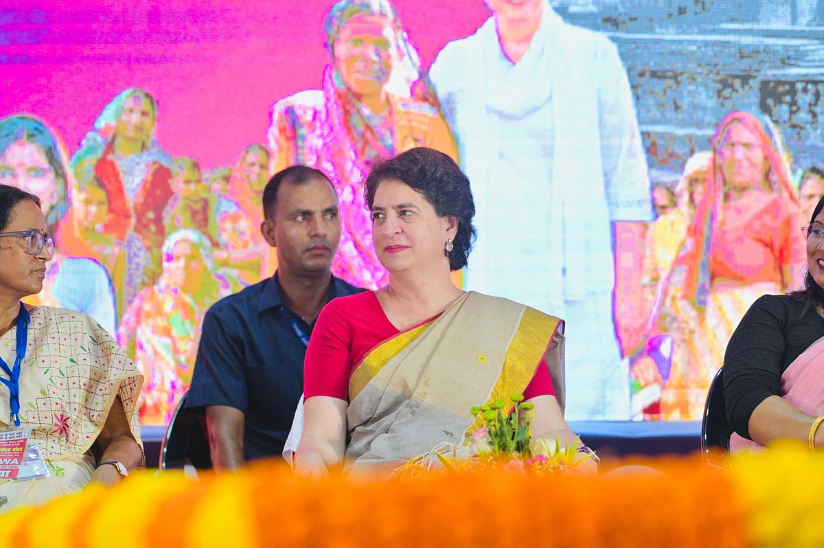 बिहार: भूमिहीन परिवारों को मुफ्त जमीन, महिलाओं को हर महीने 2,500 रुपए, प्रियंका ने महिलाओं से किए तीन बड़े वादे