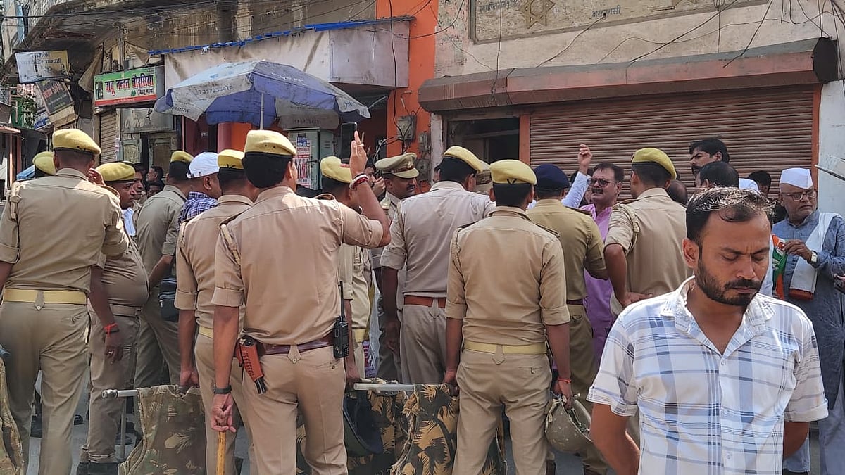 PM के संसदीय क्षेत्र वाराणसी में 'वोट चोरी' पर होने वाले सम्मेलन को पुलिस ने रुकवाया, पुलिस के बयानों में विरोधाभास