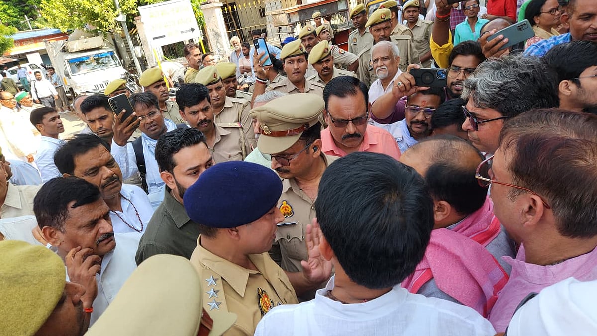 PM के संसदीय क्षेत्र वाराणसी में 'वोट चोरी' पर होने वाले सम्मेलन को पुलिस ने रुकवाया, पुलिस के बयानों में विरोधाभास