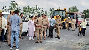 उत्तर प्रदेश के लखीमपुर खीरी में रोडवेज बस और वैन की भीषण टक्कर, 5 लोगों की मौत, 10 घायल