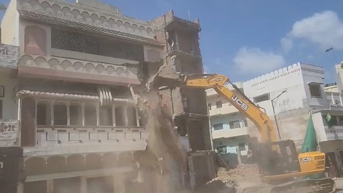 पूर्व ओलंपियन मोहम्मद शाहिद के घर पर को बुलडोजर से तोड़ दिया गया