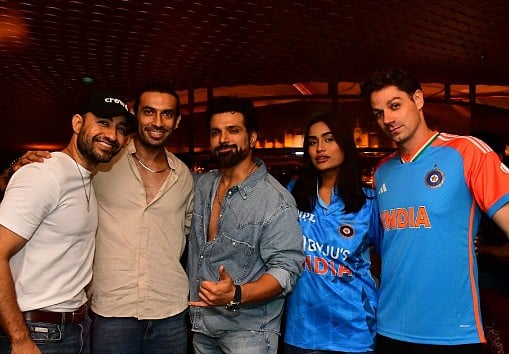 सिनेजीवन: टीवी से लेकर बॉलीवुड तक मना रहा एशिया कप जीत की खुशी और ब्लैक आउटफिट में श्रेया घोषाल का स्टनिंग लुक 