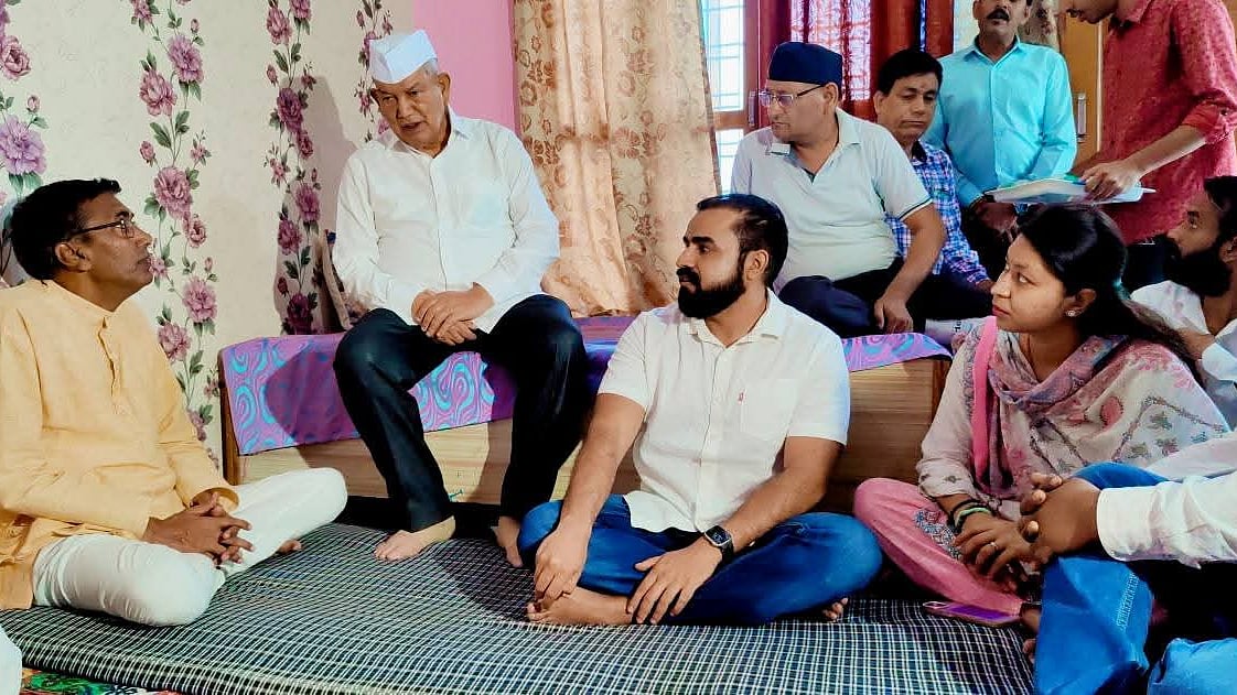 हरीश रावत ने पत्रकार राजीव प्रताप के परिजनों से मुलाकात की, संदिग्ध मौत की SIT जांच की मांग की