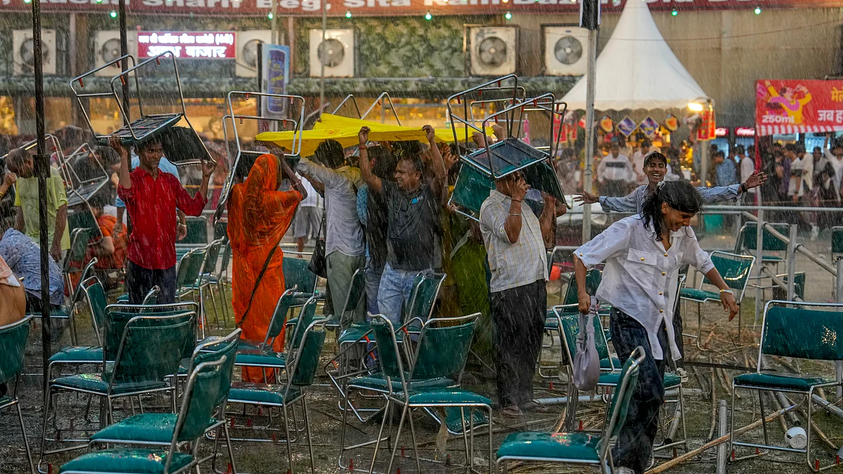 राजधानी दिल्ली में कई जगहों पर बारिश के चलते रावण दहन में खलल पड़ा (फोटो - पीटीआई)