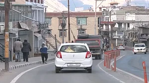 लेह में हिंसक झड़पों के बाद सुधर रहे हालात, पाबंदी में आज दी गई ढील, सुबह 10 बजे से शाम 5 बजे तक खुलेंगे बाजार