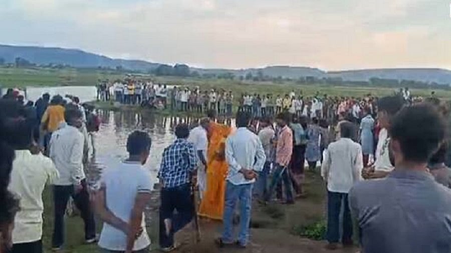 मूर्ति विसर्जन के दैरान बड़ा हादसा, आगरा में 11 लोग डूबे, MP के खंडवा में 10 लोगों की मौत, उज्जैन में दो की गई जान