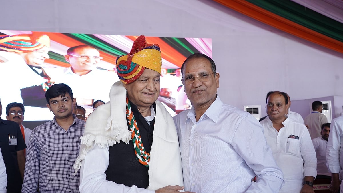 कांग्रेस नेता रामेश्वर डूडी पूर्व सीएम अशोक गहलोत के साथ