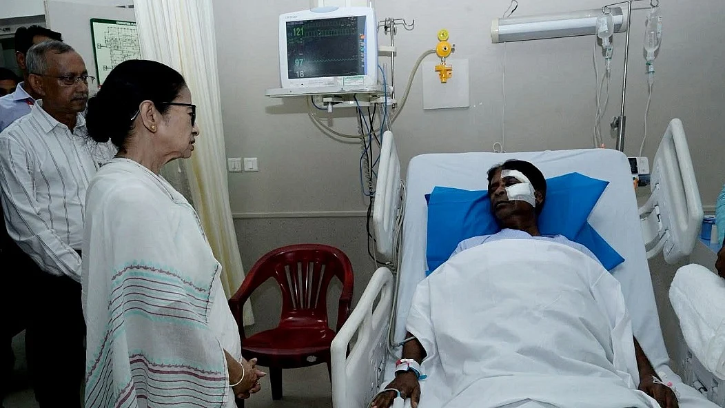 ममता ने BJP के घायल सांसद खगेन मुर्मू से सिलीगुड़ी अस्पताल में मुलाकात की, डॉक्टरों से जाना उनका हाल