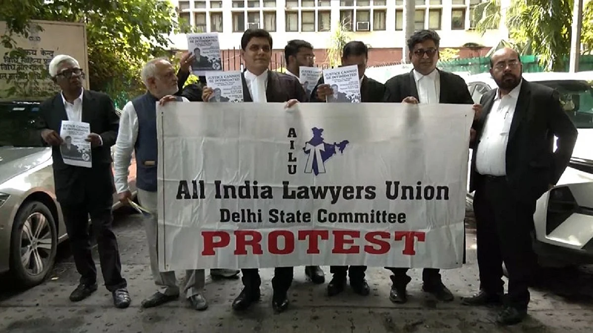 CJI गवई पर हमले के खिलाफ देशभर में वकीलों का प्रदर्शन जारी, कहा- ये संविधान और न्यायपालिका पर हमला